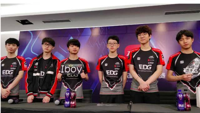 与年轻且表 与年轻且表